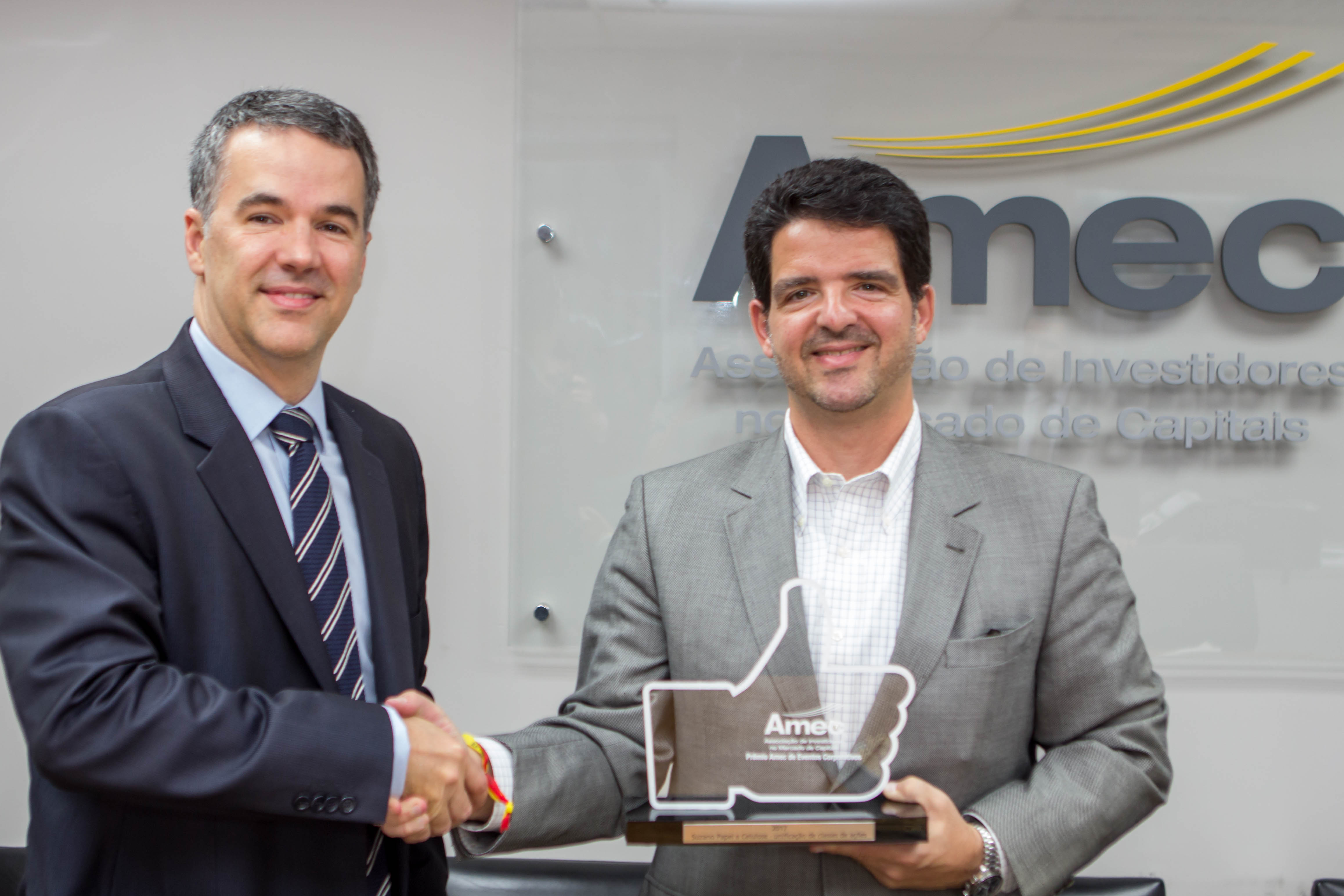 Presidente da Amec, Mauro Rodrigues da Cunha entrega o troféu para Marcelo Bacci, Diretor de Finanças e Relações com Investidores da Suzano